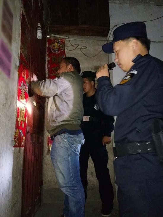 长田乡粗心妈妈误将幼女锁家中 民警全城寻开锁师傅开门